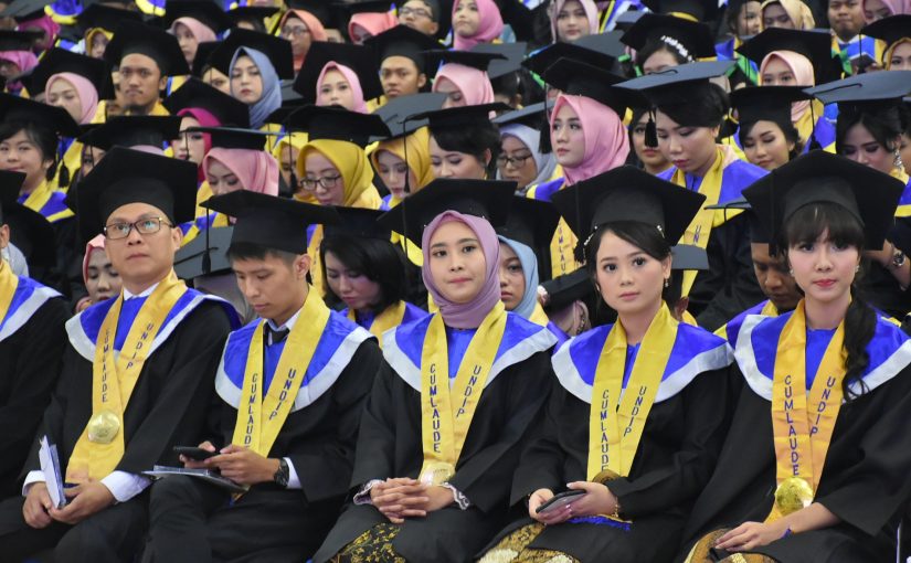 Bagaimana Gelar Sarjana Membantu Mengasah Kemampuan Berpikir Kritis