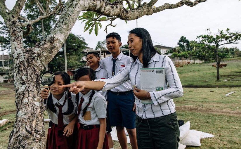 Menghapus Bangku dan Meja: Metode Pendidikan Nomaden yang Sedang Diuji di Pedalaman