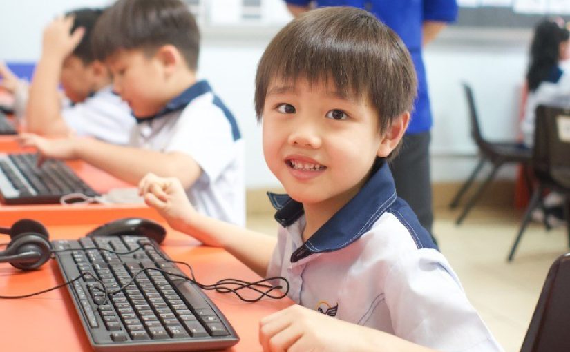 Sekolah Antar-Generasi: Program Mentoring yang Menghubungkan Murid dengan Lansia